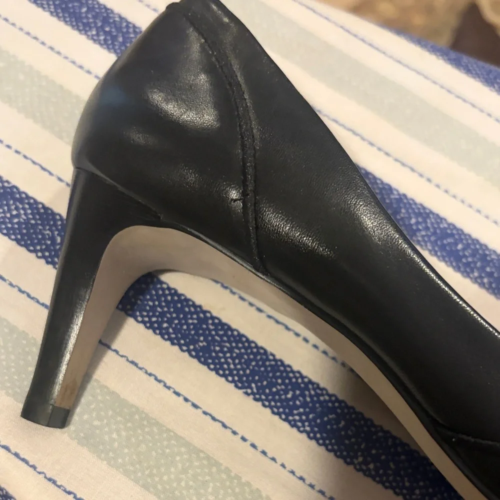 Elegant Talbots Black Leather Women's Pumps - Picture 5 of 12